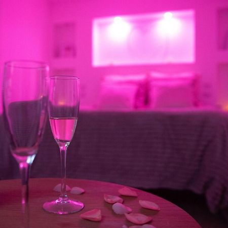 Love Room Perpignan Jacuzzi & Ambiance Romantique Villeneuve-de-la-Raho Buitenkant foto