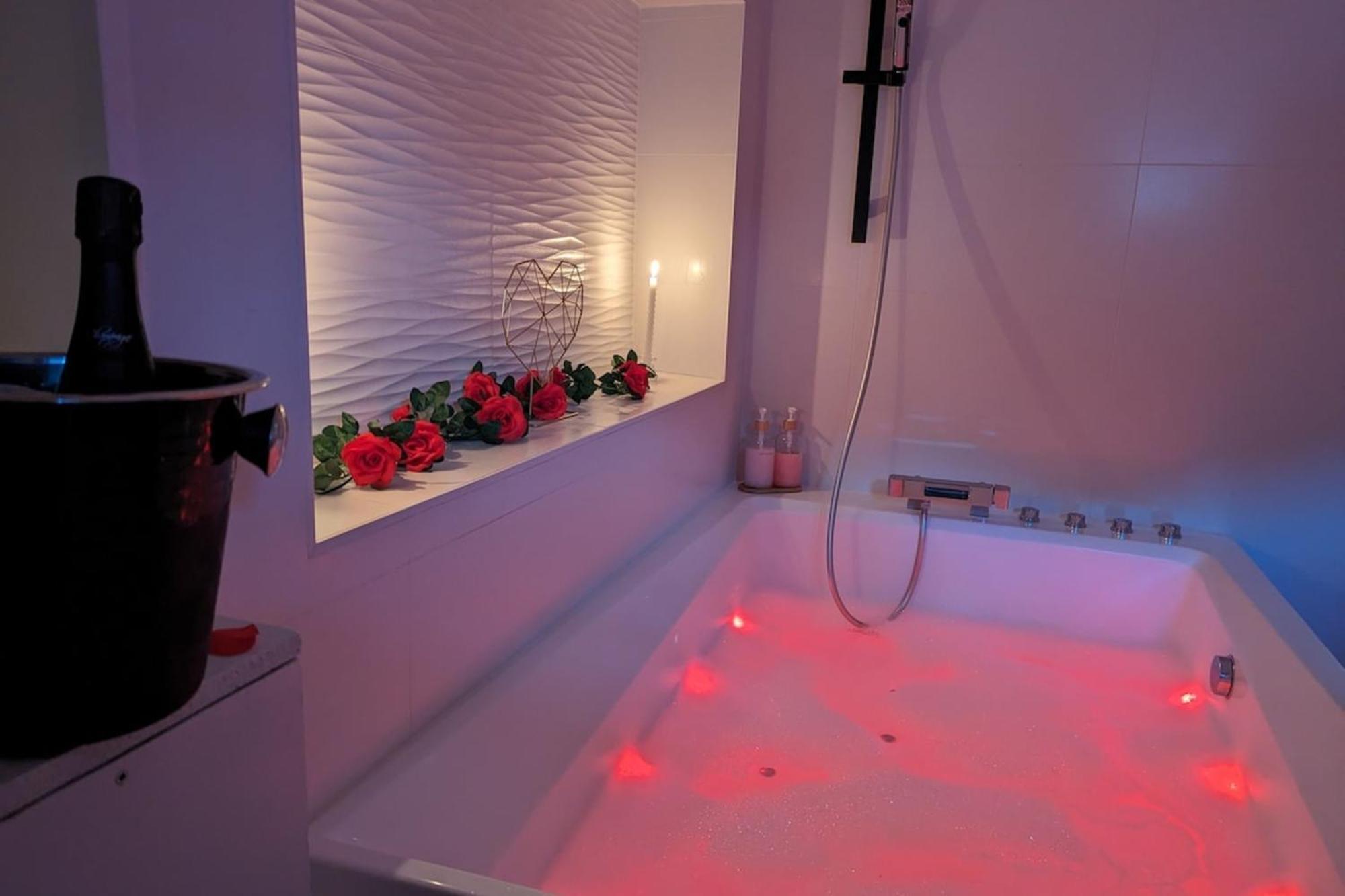 Love Room Perpignan Jacuzzi & Ambiance Romantique Villeneuve-de-la-Raho Buitenkant foto
