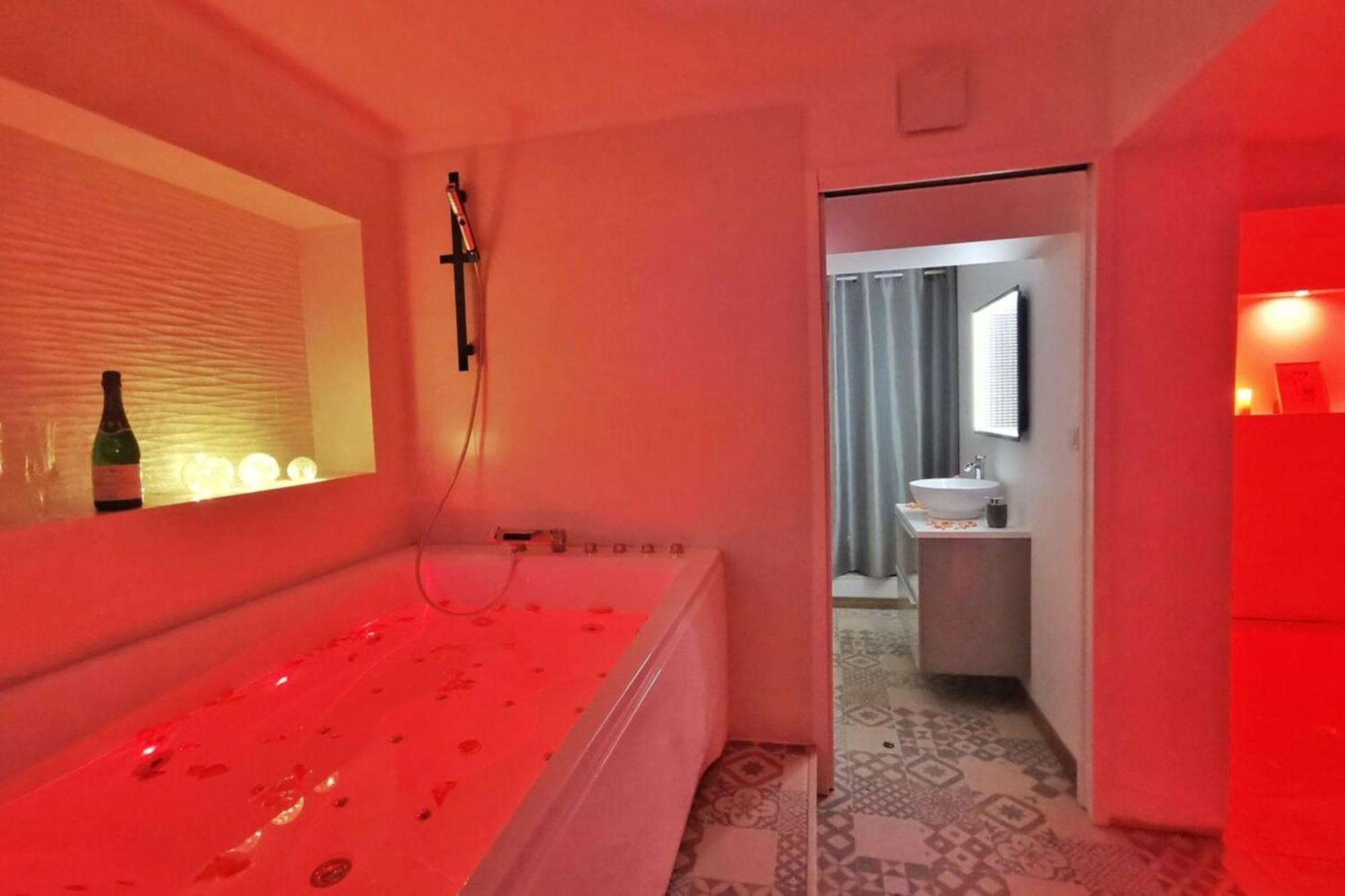 Love Room Perpignan Jacuzzi & Ambiance Romantique Villeneuve-de-la-Raho Buitenkant foto