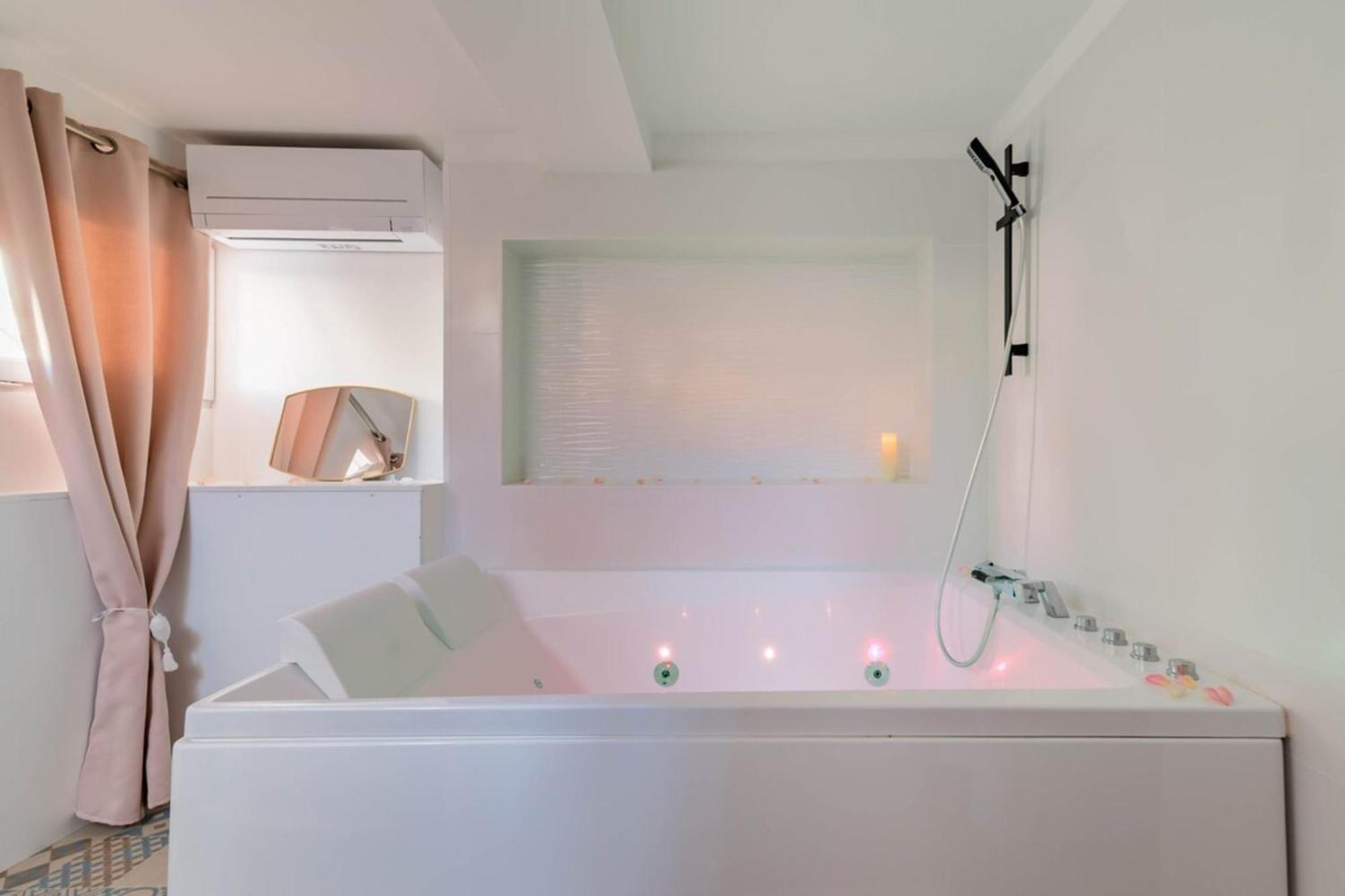 Love Room Perpignan Jacuzzi & Ambiance Romantique Villeneuve-de-la-Raho Buitenkant foto